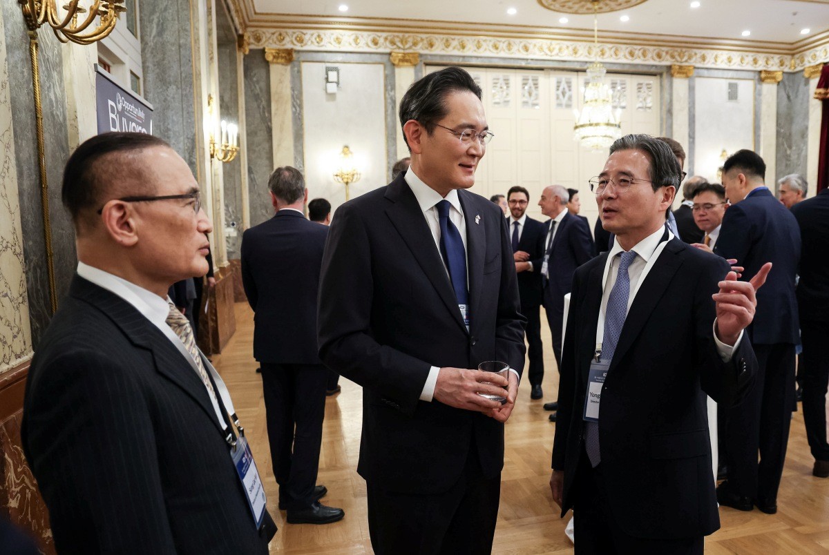 위성락 국가안보실장과 김용범 정책실장, 이재용 삼성전자 회장이 지난 12일(현지시간) 이탈리아 로마 한 호텔에서 열린 비즈니스 라운드테이블에서 대화를 나누고 있다. / 뉴스1