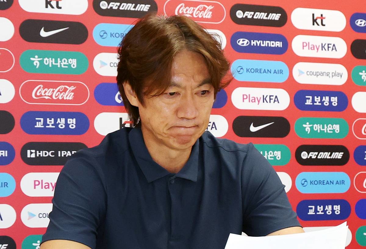한국 축구 국가대표팀 홍명보 감독이 28일(현지시간) 멕시코 과달라하라 인근 사포판 치바스 바예 베르데 훈련장에 마련된 베이스캠프에서 월드컵 결산 기자회견에 앞서 고개를 숙이고 있다. 이날 홍명보 감독은 부진에 대한 책임을 지고 감독직에서 물러나겠다는 뜻을 밝혔다 / 뉴스1