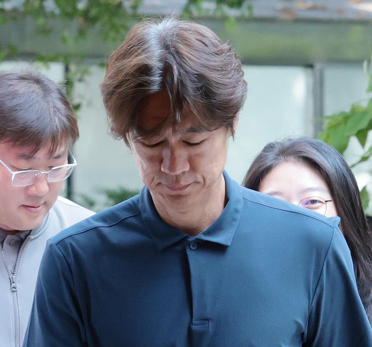 한국 축구 국가대표팀 홍명보 감독이 28일(현지 시각) 멕시코 과달라하라 인근 훈련장에 마련된 베이스캠프에서 열린 월드컵 결산 기자회견에 입장하고 있다. 이날 홍 감독은 부진에 대한 책임을 지고 감독직에서 물러나겠다는 뜻을 밝혔다.   / 뉴스1