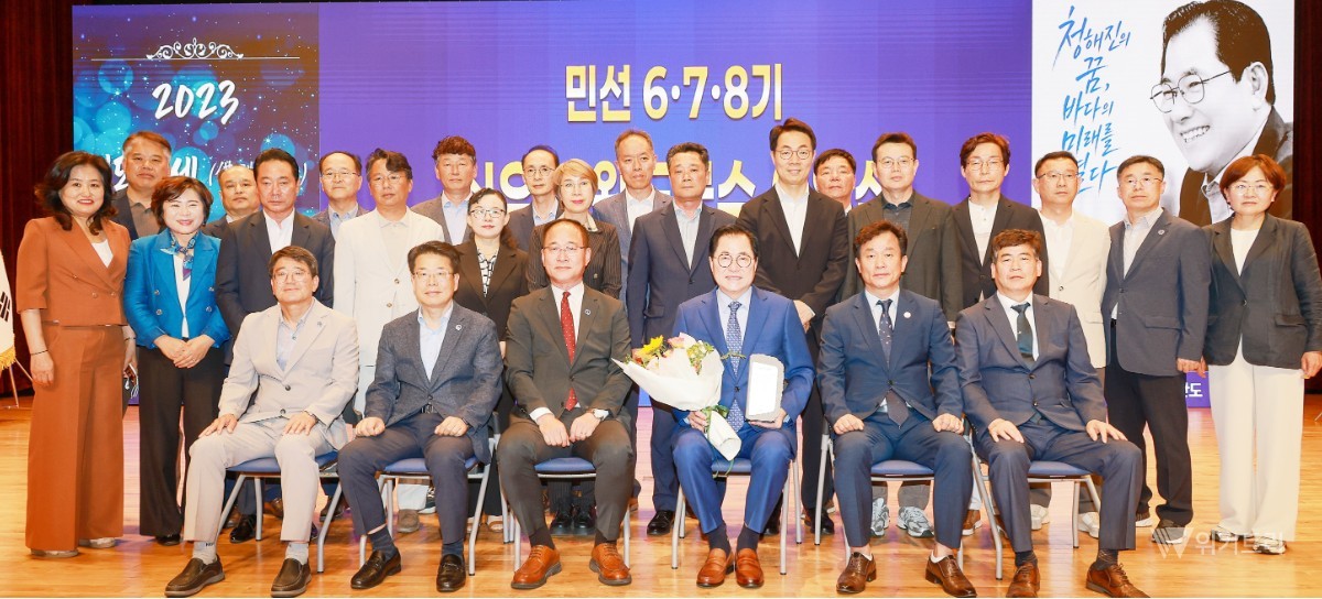 완도군은 지난 26일 완도문화예술의전당 공연동에서 그동안 완도의 발전을 위해 헌신해 온 신우철 군수의 노고를 기리는 이임식을 거행했다.간부 공무원들과 기념촬영을 하고 있는 신우철 완도군수. / 완도군