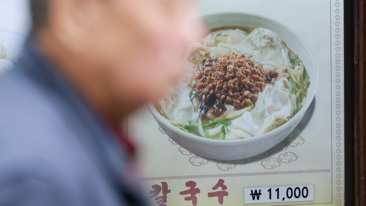 서울 중구의 한 칼국수 식당 앞에 메뉴 안내판이 설치돼 있다. / 연합뉴스