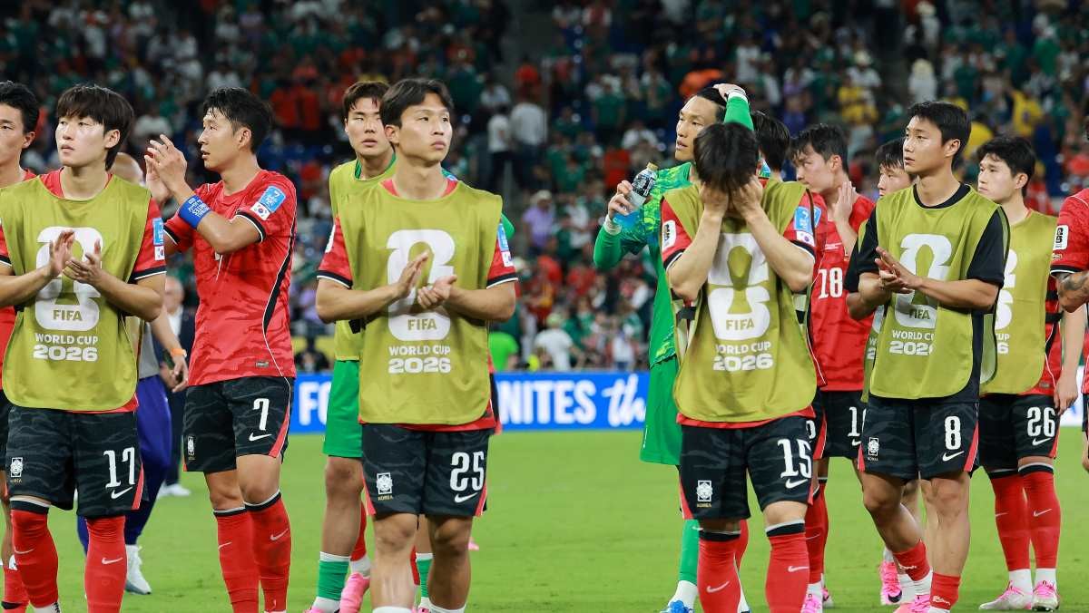 대한민국 축구국가대표팀 손흥민을 비롯한 선수들이 지난 24일(현지시간) 멕시코 몬테레이 스타디움에서 열린 2026 북중미 월드컵 A조 조별리그 3차전 대한민국과 남아프리카 공화국의 경기에서 0대 1로 패배한 후 아쉬워하고 있다.  / 뉴스1