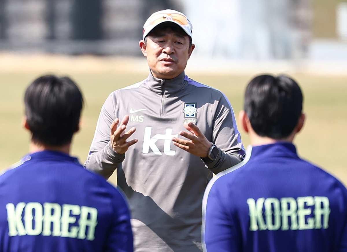 선수들과 대화 하는 이민성 감독. / 뉴스1