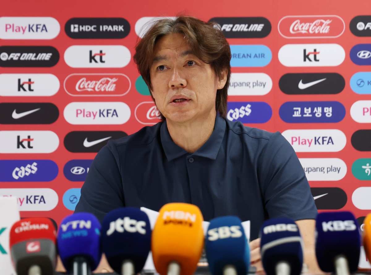 한국 축구 국가대표팀 홍명보 감독이 28일(현지시간) 멕시코 과달라하라 인근 사포판 치바스 바예 베르데 훈련장에 마련된 베이스캠프에서 열린 월드컵 결산 기자회견에서 부진에 대한 책임을 지고 감독직에서 물러나겠다는 뜻을 밝히고 있다. / 뉴스1