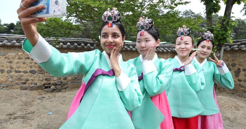 외국인 유학생들이 한복을 입고 기념사진을 촬영하고 있다. / 뉴스1