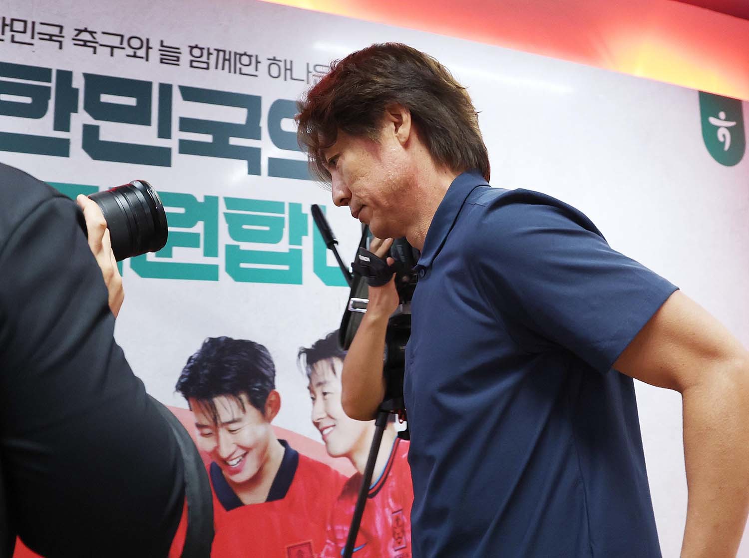 한국 축구 국가대표팀 홍명보 감독이 28일(현지시각) 멕시코 과달라하라 인근 사포판 치바스 바예 베르데 훈련장에 마련된 베이스캠프에서 열린 월드컵 결산 기자회견에서 부진에 대한 책임을 지고 감독직에서 물러나겠다는 뜻을 밝힌 뒤 자리를 이동하고 있다. / 뉴스1