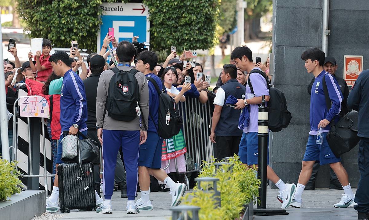 대한민국 축구 국가대표팀 황희찬, 백승호, 황인범 등이 28일(현지시간) 멕시코 할리스코 과달라하라에 위치한 대표팀 숙소를 나서고 있다. 홍명보 감독이 이끄는 한국 축구대표팀은 2026 국제축구연맹(FIFA) 북중미 월드컵을 최종 순위 34위로 마무리했다 / 뉴스1