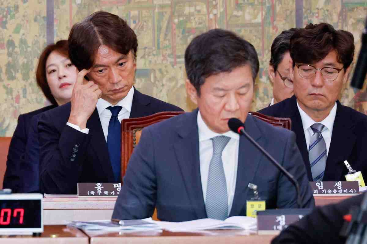홍명보 당시 남자 축구대표팀 감독이 2024년 9월 24일 오전 서울 여의도 국회 문화체육관광위원회에서 열린 대한축구협회 등에 대한 현안질의에 출석해 생각에 잠겨 있다. 가운데는 정몽규 대한축구협회장, 오른쪽은 이임생 기술총괄이사.  / 뉴스1