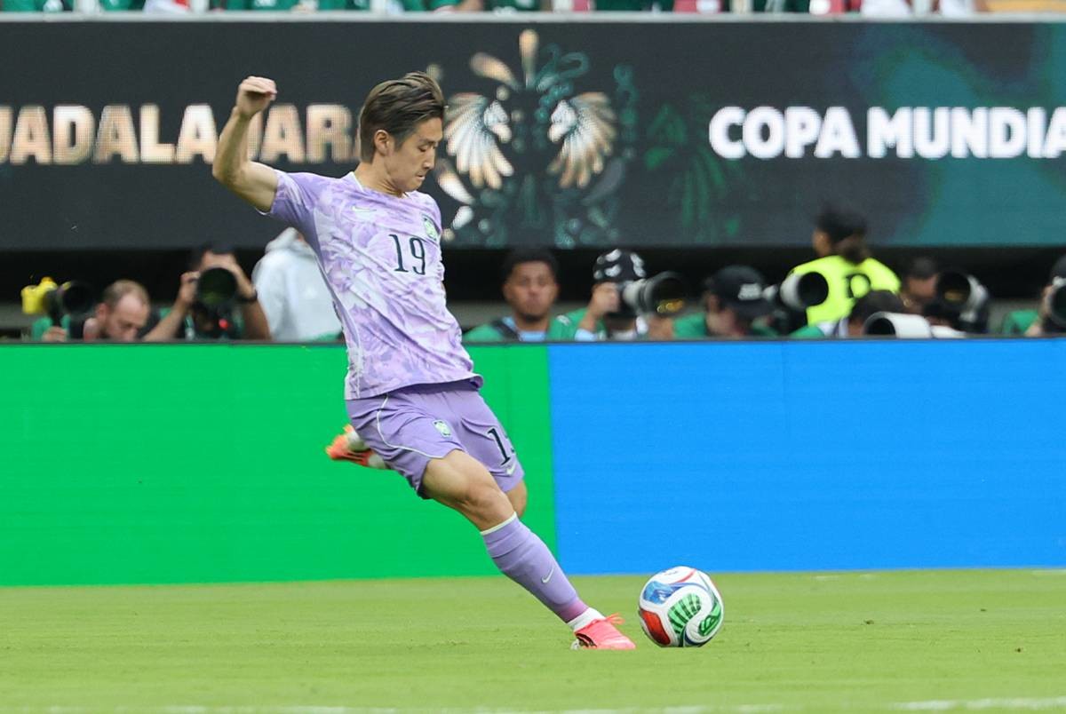 대한민국 축구대표팀 이강인이 지난 18일(현지시간) 멕시코 과달라하라 스타디움에서 열린 2026 북중미 월드컵 A조 조별리그 2차전 대한민국과 멕시코의 경기에서 슈팅을 하고 있다 / 뉴스1