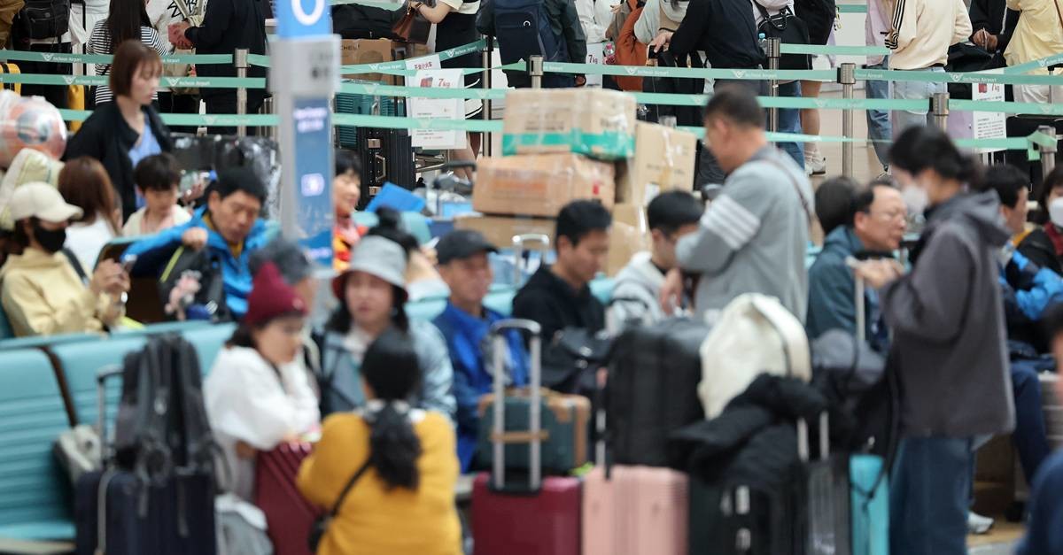 '징검다리 연휴' 출국 수속하는 여행객들 / 뉴스1