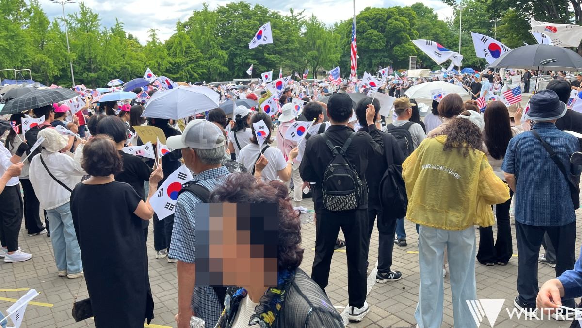 잠실 올림픽 공원에 시민들이 구호를 외치고 있다.  / 위키트리