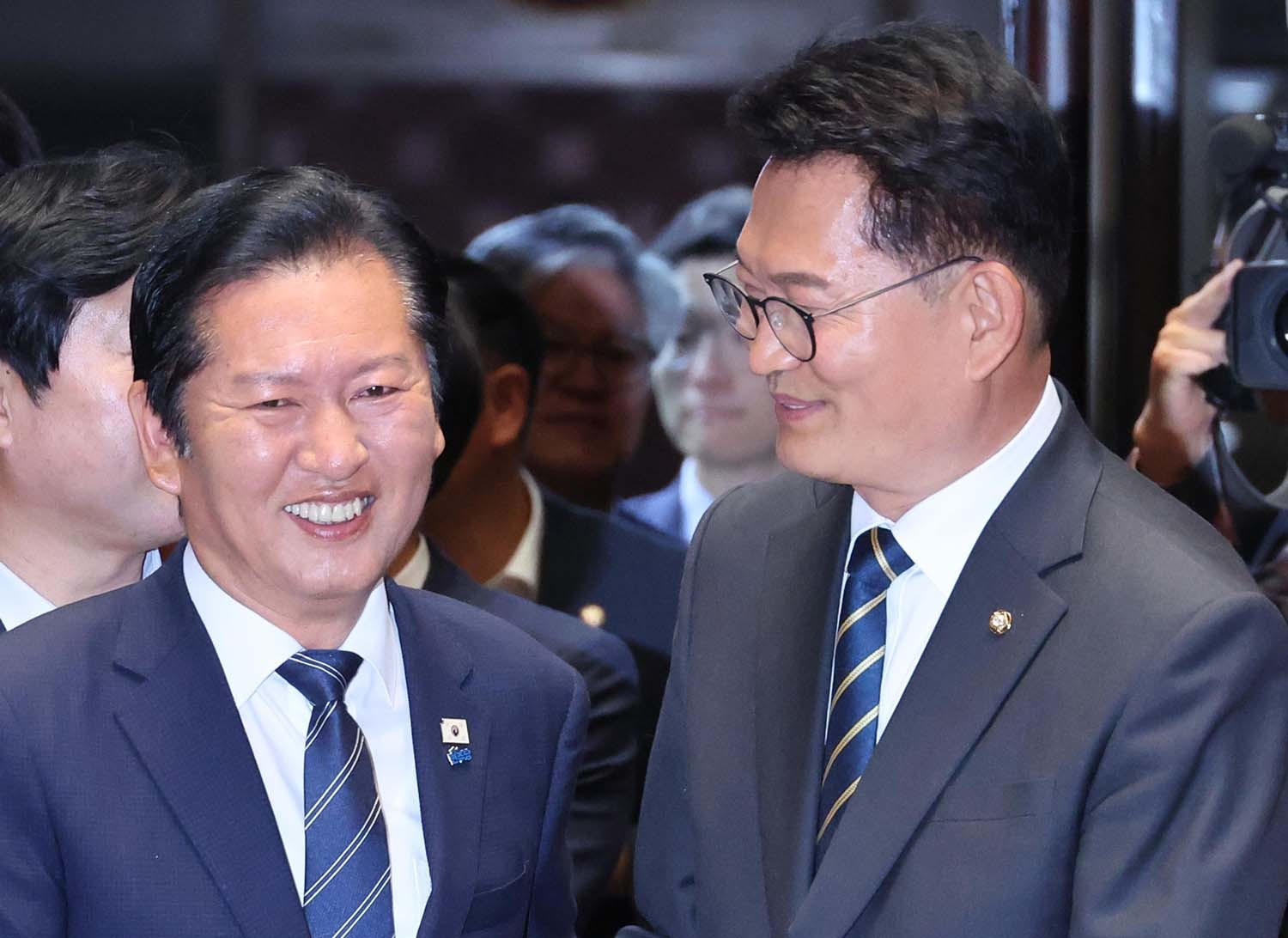 더불어민주당의 정청래 전 대표와 송영길 의원이 11일 서울 여의도 국회에서 열린 의원총회에서 악수하고 있다. / 뉴스1