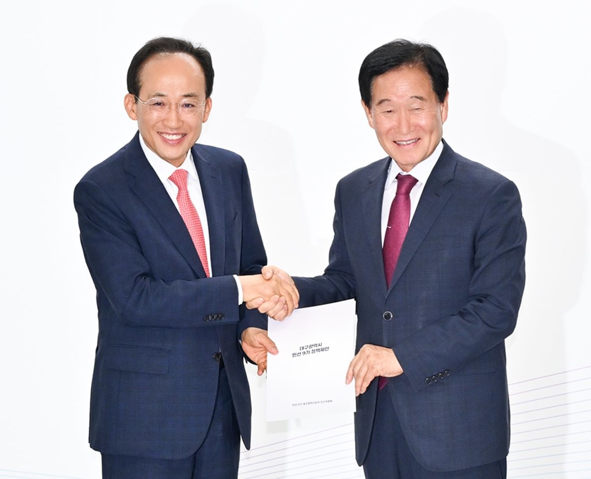 추경호 대구시장 당선인(완쪽)이 29일 곽대훈 대구시장직 인수위원회 위원장에게 정책제안서를 전달받고 기념촬영을 하고 있다./인수위 제공