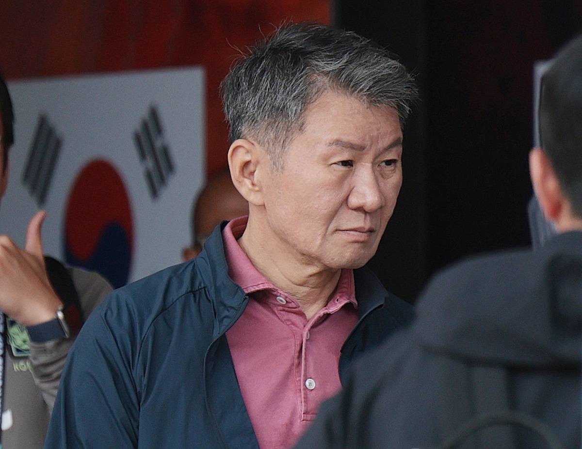 정몽규 대한축구협회장이 28일(현지시간) 멕시코 할리스코 과달라하라에 위치한 대표팀 숙소를 나서고 있다 / 뉴스1