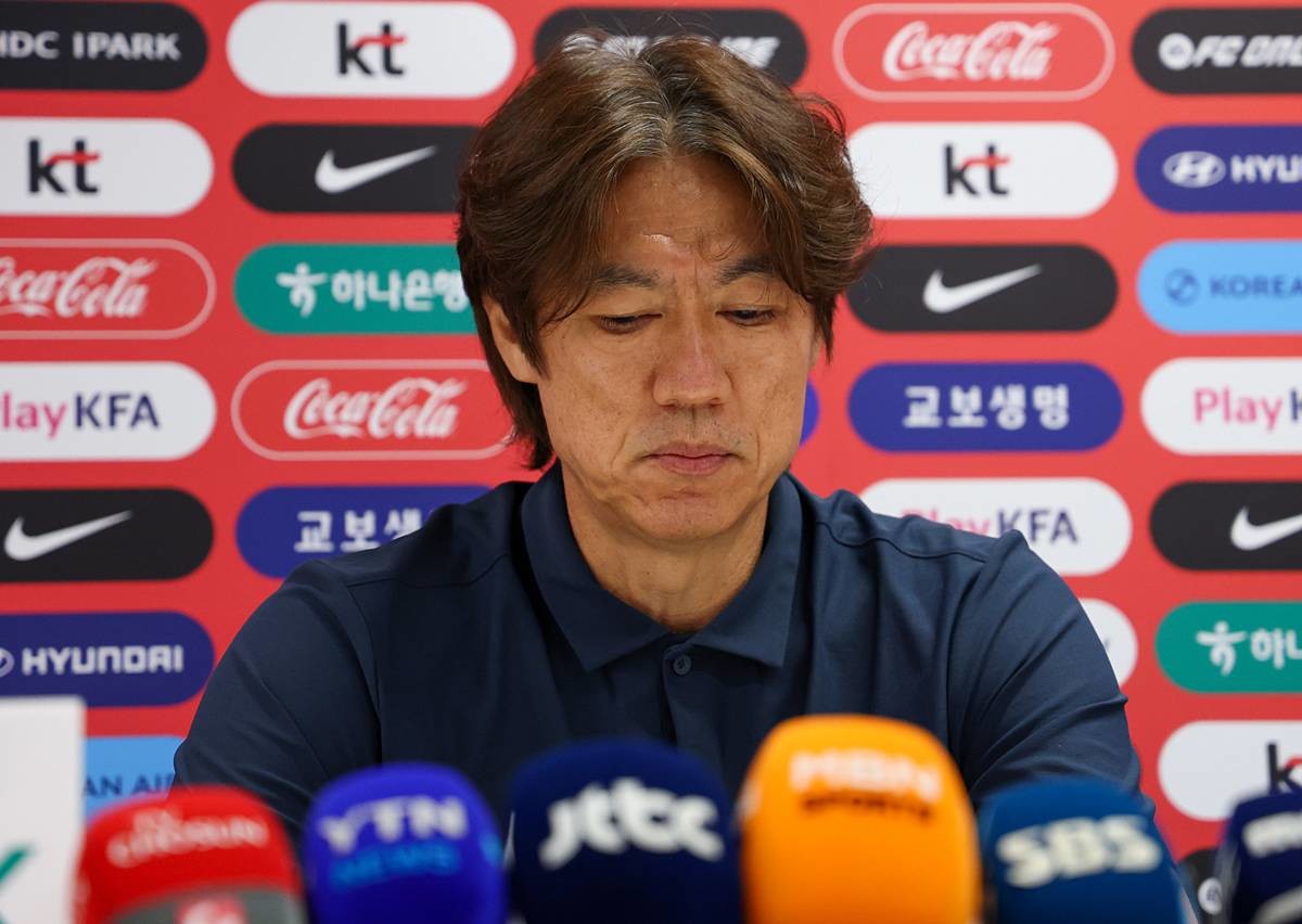 한국 축구 국가대표팀 홍명보 감독이 28일(현지시간) 멕시코 과달라하라 인근 사포판 치바스 바예 베르데 훈련장에 마련된 베이스캠프에서 월드컵 결산 기자회견을 하고 있다 / 뉴스1