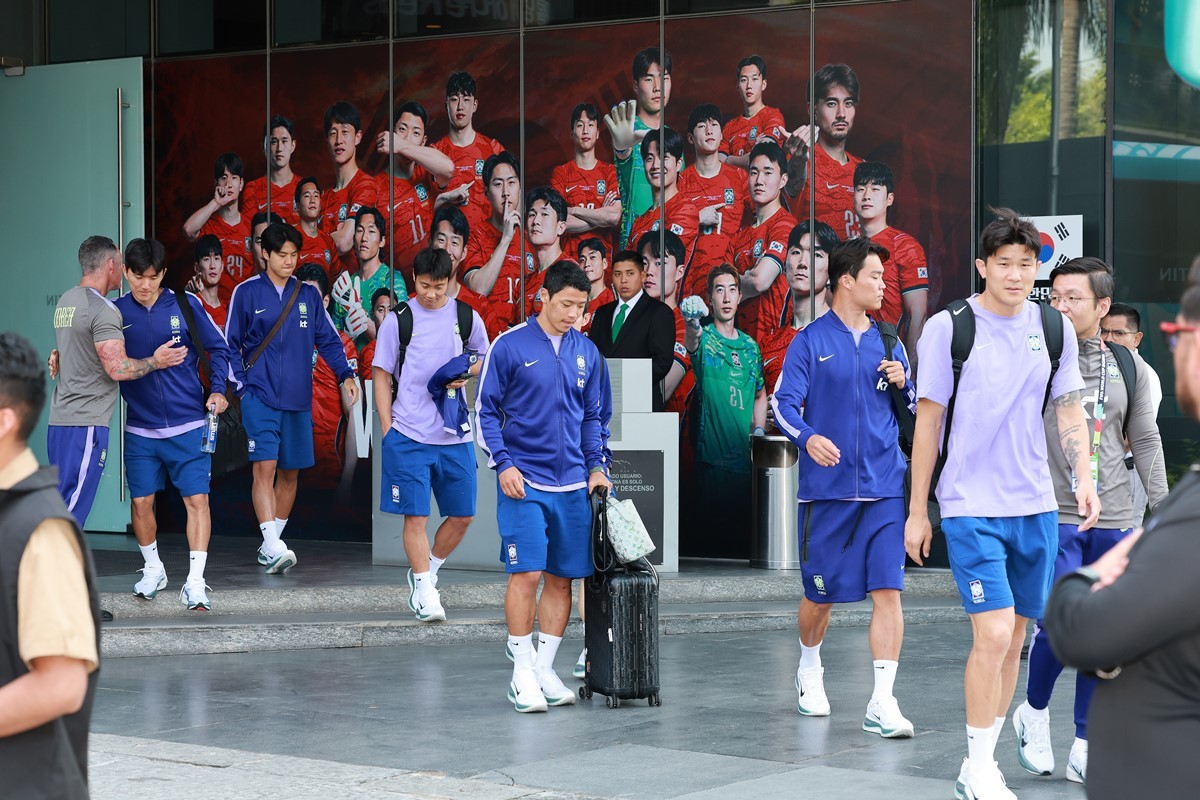 대한민국 축구국가대표팀 김민재, 오현규, 황희찬, 백승호, 설영우, 황인범이 월드컵 탈락 이후 멕시코 할리스코 과달라하라에 위치한 대표팀 숙소를 나서고 있는 모습 / 뉴스1