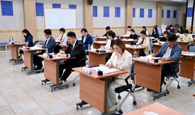 제10대 대덕구의회 의원 당선인들이 오리엔테이션에 참석해 의회 운영과 의정활동 전반에 대한 설명을 듣고 있다./사진=대덕구의회