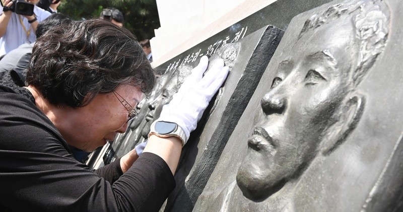 29일 경기 평택시 포승읍 해군 제2함대 사령부에서 열린 '제2연평해전 승전 24주년 기념식'에서 유가족들이 해전 영웅들의 얼굴 부조상을 어루만지고 있다. (공동취재) 2026.6.29/뉴스1