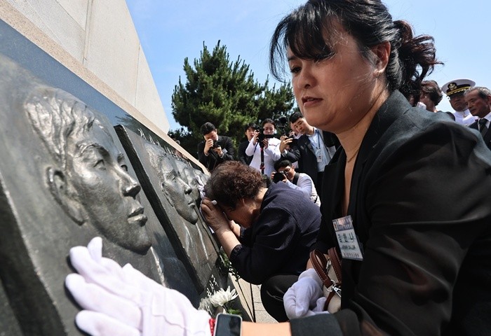 29일 경기 평택시 포승읍 해군 제2함대 사령부에서 열린 '제2연평해전 승전 24주년 기념식'에서 유가족들이 해전 영웅들의 얼굴 부조상을 어루만지고 있다. (공동취재) 2026.6.29/뉴스1