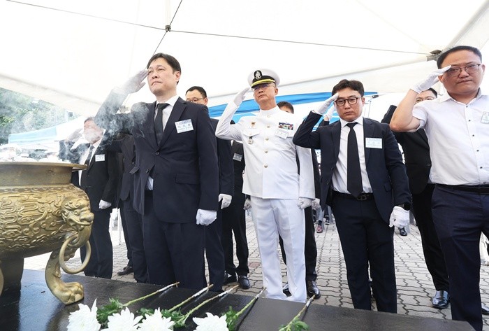 29일 경기 평택시 포승읍 해군 제2함대 사령부에서 열린 '제2연평해전 승전 24주년 기념식'에서 이희완 전 국가보훈부 차관 및 참전 장병들이 헌화 및 분향 후 경례를 하고 있다. (공동취재) 2026.6.29/뉴스1