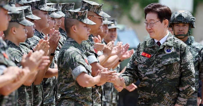 이재명 대통령이 24일 인천 옹진군 연평도 연평부대에서 해병대 장병들과 인사하고 있다. 2026.6.24/뉴스1