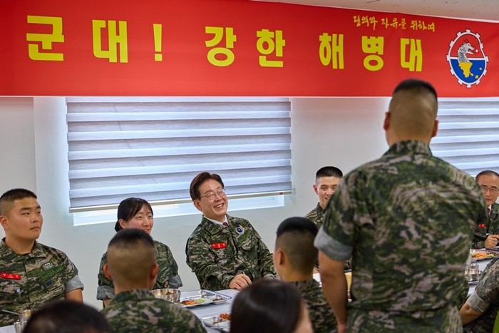 이재명 대통령이 24일 인천 옹진군 연평도 연평부대에서 열린 오찬간담회에서 장병의 발언을 경청하며 미소 짓고 있다. (청와대 제공. 재판매 및 DB 금지) 2026.6.24/뉴스1