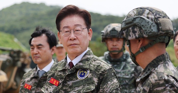 이재명 대통령이 24일 인천 옹진군 연평도 연평부대에서 관계자로부터 K-9 자주포에 대한 설명을 듣고 있다. 2026.6.24/뉴스1