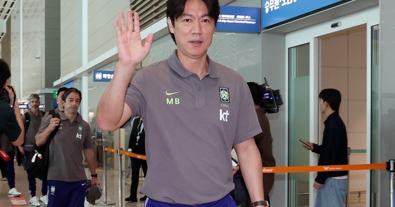 2026 FIFA 북중미 월드컵에 나서는 대한민국 축구 국가대표팀의 홍명보 감독이 18일 오후 인천국제공항 제2터미널에서 사전 캠프가 차려지는 미국 유타주 솔트레이크시티로 출국하던 과거 모습. 축구대표팀은 2주 동안 솔트레이크시티 사전 훈련캠프에서 고지대 적응 등 최종 담금질에 들어간다면서 각오를 다지며 떠났었다 2026.5.18/뉴스1