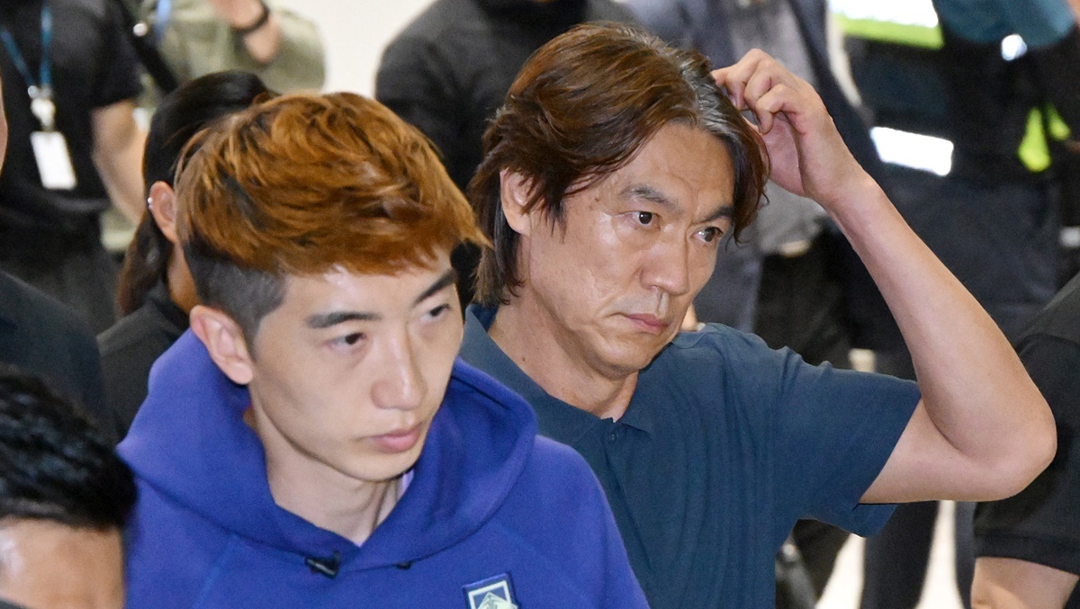 조현우 뒤에 딱 붙어서 등장한 홍명보, 공항 순식간에 아수라장 (영상)