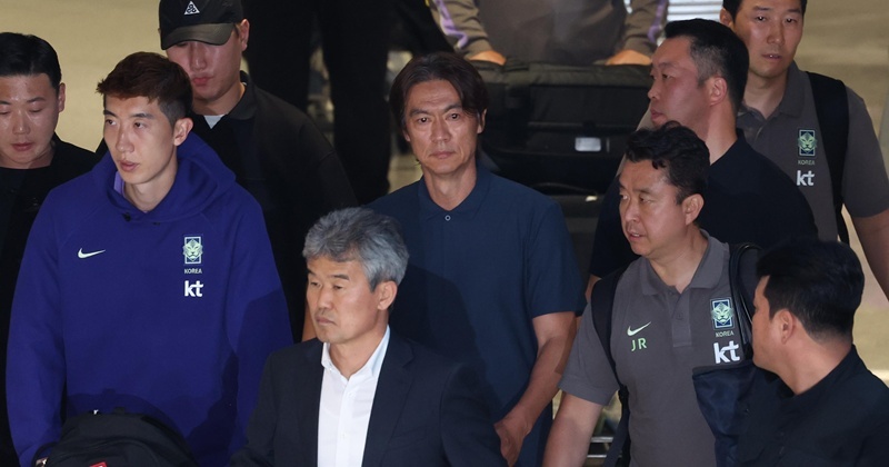 홍명보 귀국 현장에서 '개껌' 던진 축구팬...분노로 얼룩진 '심경'