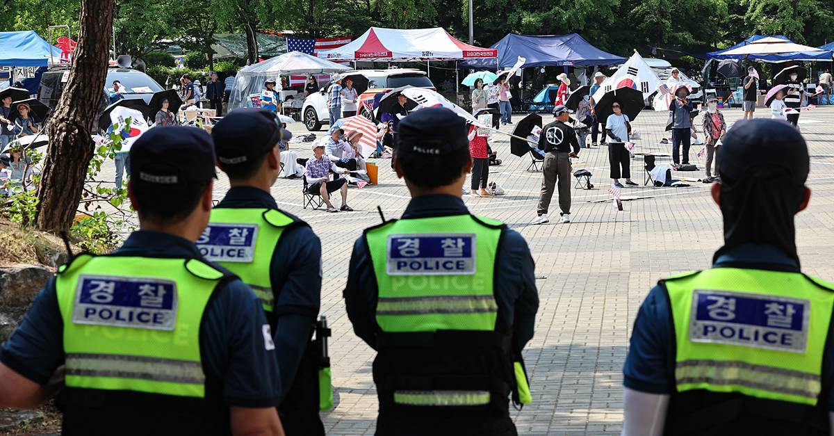 경찰, 잠실 개표소 집회서 '연습용 수류탄' 소지한 20대 남성 조사