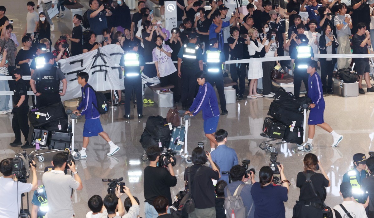 2026 북중미 월드컵 일정을 마친 축구대표팀 선수들이 30일 새벽 인천국제공항 2터미널에 도착해 이동하고 있다 / 뉴스1