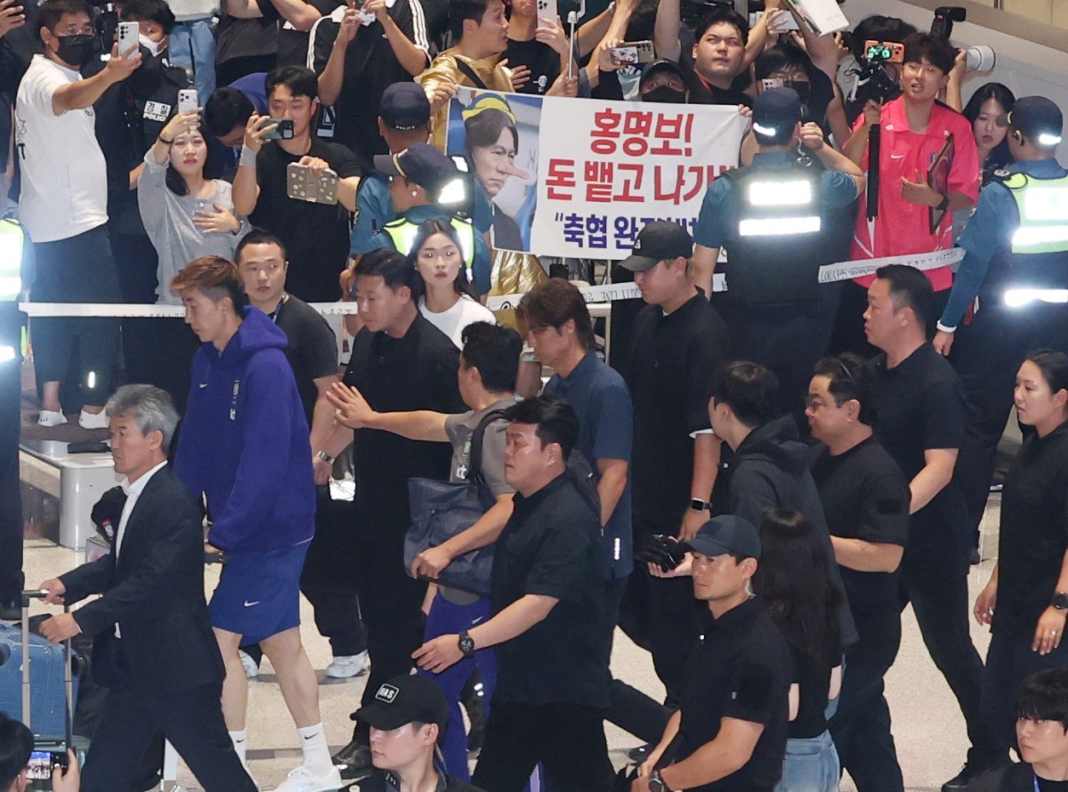 2026 북중미 월드컵 32강 진출 실패의 책임을 지고 사퇴 의사를 밝힌 홍명보 축구대표팀 감독이 30일 새벽 인천국제공항 2터미널에 도착, 축구팬들 아유를 받으며 이동하고 있다. / 뉴스1