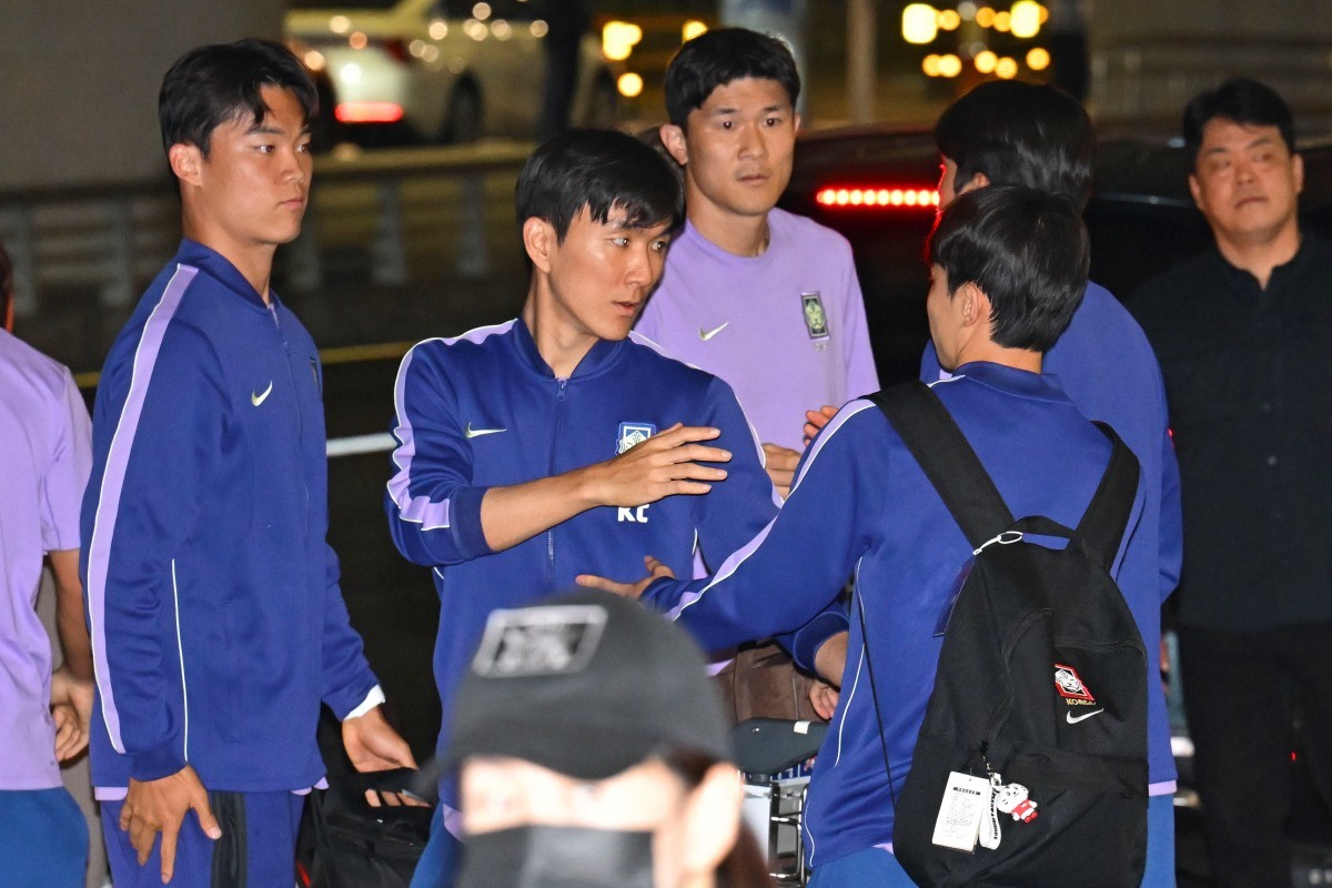 2026 북중미 월드컵 32강 진출에 실패한 축구 국가대표팀 선수들이 30일 인천국제공항 2터미널을 통해 입국한 후 인사를 나누고 있다. 왼쪽부터 오현규, 황인범, 김민재.  / 뉴스1