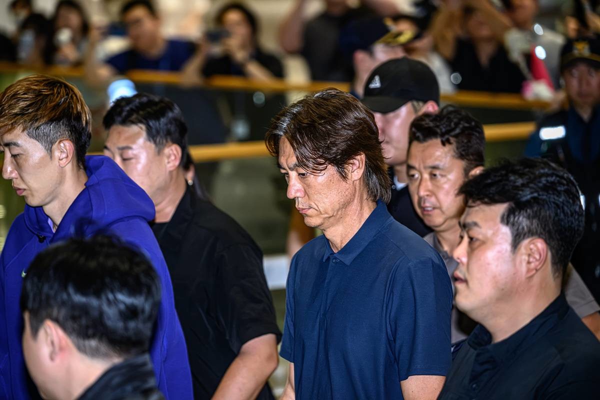 2026 북중미 월드컵 32강 진출 실패의 책임을 지고 사퇴 의사를 밝힌 홍명보 축구대표팀 감독이 30일 새벽 인천국제공항 2터미널을 통해 입국하고 있다 / 뉴스1