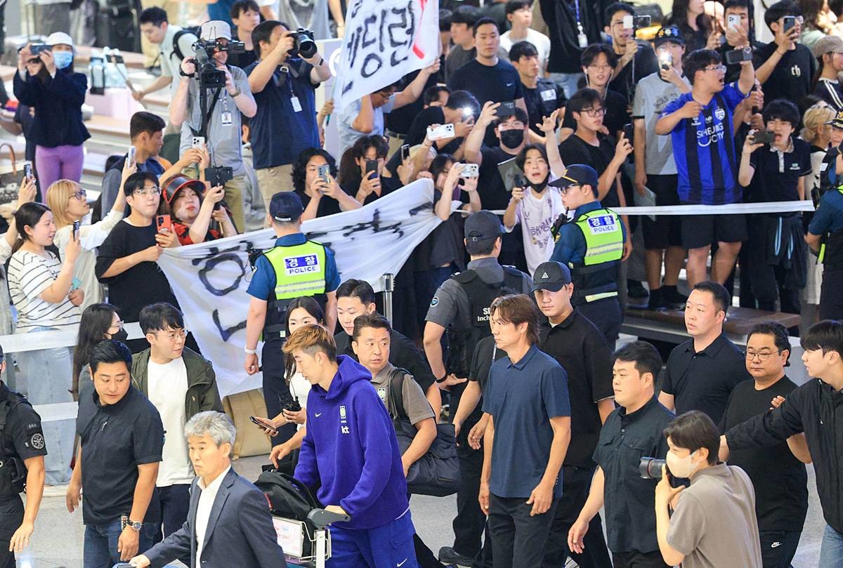 2026 북중미 월드컵 32강 진출 실패의 책임을 지고 사퇴 의사를 밝힌 홍명보 축구대표팀 감독이 30일 새벽 인천국제공항 2터미널을 통해 입국, 축구팬들 아유를 받으며 이동하고 있다 / 뉴스1