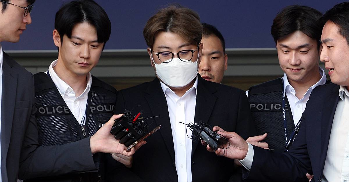 '음주 뺑소니' 혐의를 받는 트로트 가수 김호중 씨가 2024년 5월 31일 오전 서울 강남경찰서에서 나와 검찰로 구속 송치되고 있다 / 뉴스1