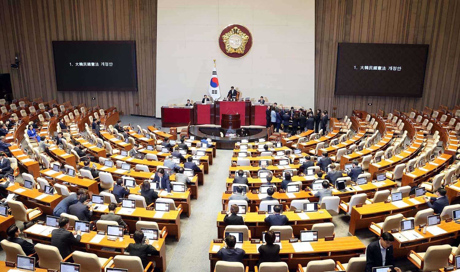 5월 7일 오후 서울 여의도 국회에서 열린 제435회 국회(임시회) 제1차 본회의에서 대한민국헌법 개정안이 국민의힘 의원 불참으로 투표가 불성립 되고 있다. / 뉴스1