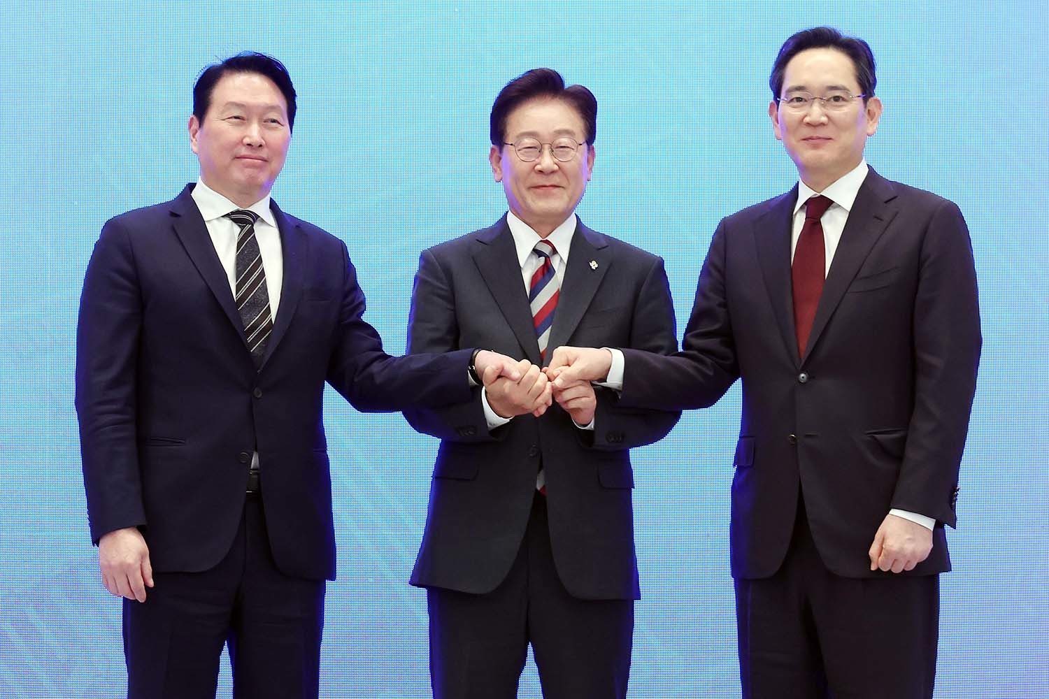 이재명 대통령과 이재용 삼성전자 회장, 최태원 SK그룹 회장이 29일 청와대 영빈관에서 열린 대한민국 대도약 3대 메가프로젝트 국민보고회에서 손을 맞잡고 있다. / 뉴스1