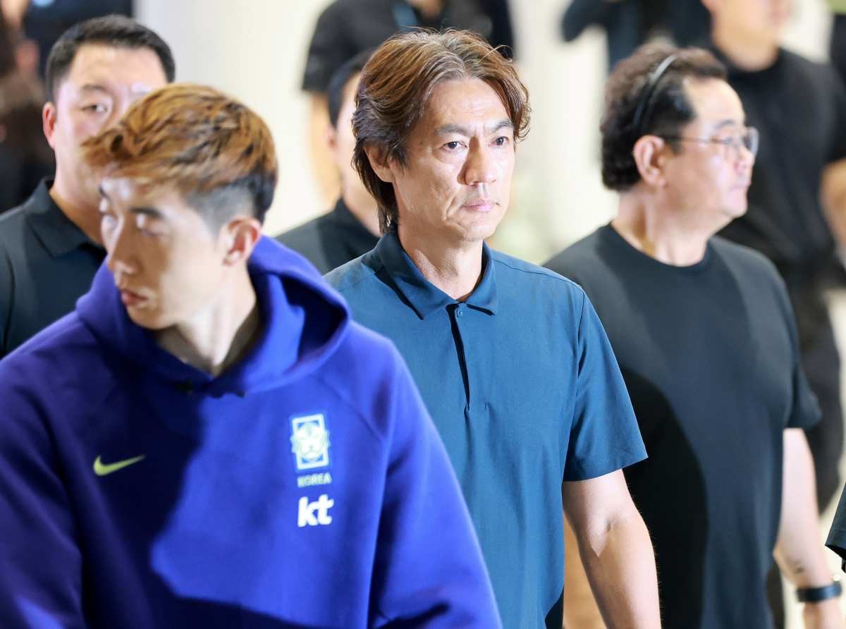2026 북중미 월드컵 32강 진출 실패의 책임을 지고 사퇴 의사를 밝힌 홍명보 축구대표팀 감독이 30일 새벽 인천국제공항 2터미널을 통해 입국하고 있다. / 뉴스1