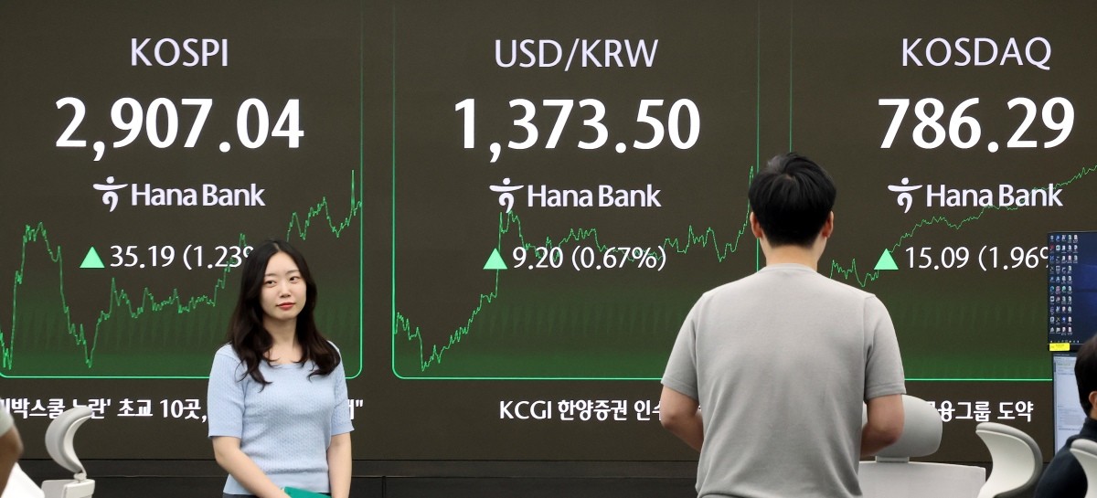 지난해 11월 서울 중구 하나은행 본점 딜링룸 전광판에 종가가 표시되고 있다. 기사의 이해를 돕기 위한 사진 / 뉴스1