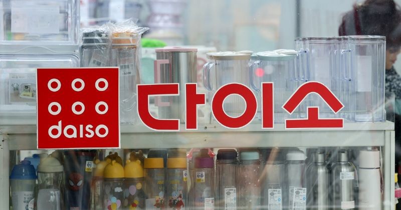 용산구에 위치한 한 다이소 매장을 찾은 시민이 물품을 구매하고 있다.  / 뉴스 1