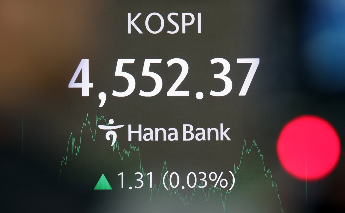지난 1월 서울 중구 하나은행 본점 딜링룸 전광판에 증시 종가 시황이 나타나고 있다. 기사의 이해를 돕기 위한 사진 / 뉴스1