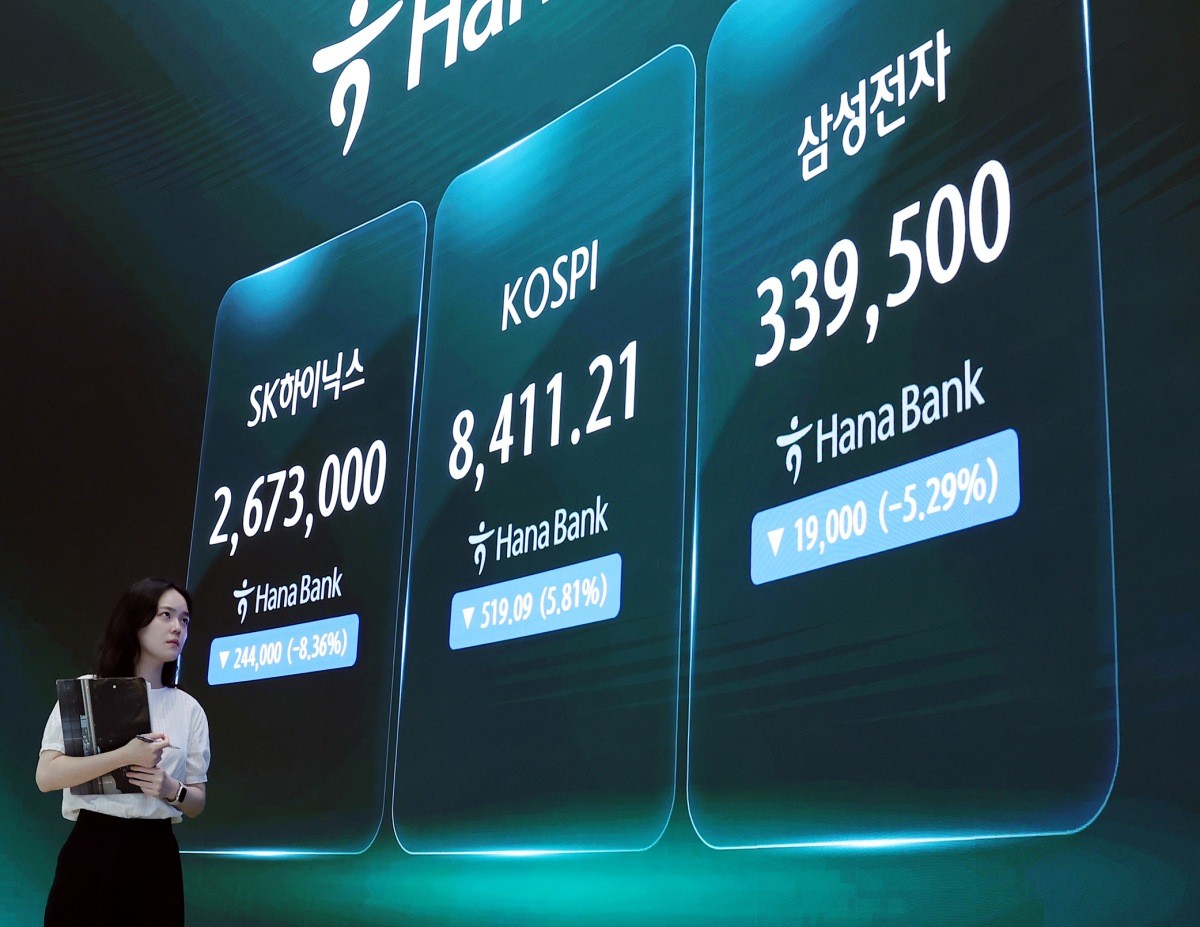 지난 26일 오후 서울 중구 하나은행 본점 딜링룸에 종가 및 SK 하이닉스·삼성전자 주가가 나오고 있다 / 뉴스1