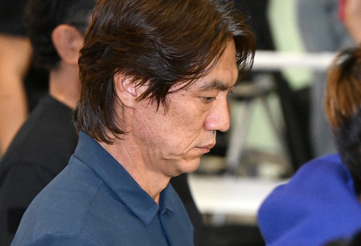 2026 북중미 월드컵 32강 진출 실패의 책임을 지고 사퇴 의사를 밝힌 홍명보 전 대한민국 축구대표팀 감독이 30일 오전 인천국제공항에 도착해 팬들 야유 속 이동하고 있다. 대한민국 축구대표팀은 이번 북중미 대회 조별리그에서 1승 2패로 승점 3을 기록해 A조 3위에 자리했다. 조 3위 12팀 간 경쟁에서는 10위로 밀리면서 32강 토너먼트에 진출하지 못했다. 자료 사진 / 뉴스1