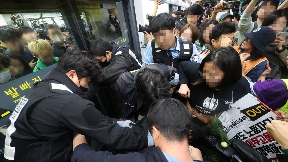 출근길 지하철 또 멈추나…전장연, 반년 만에 지하철 탑승 시위 재개