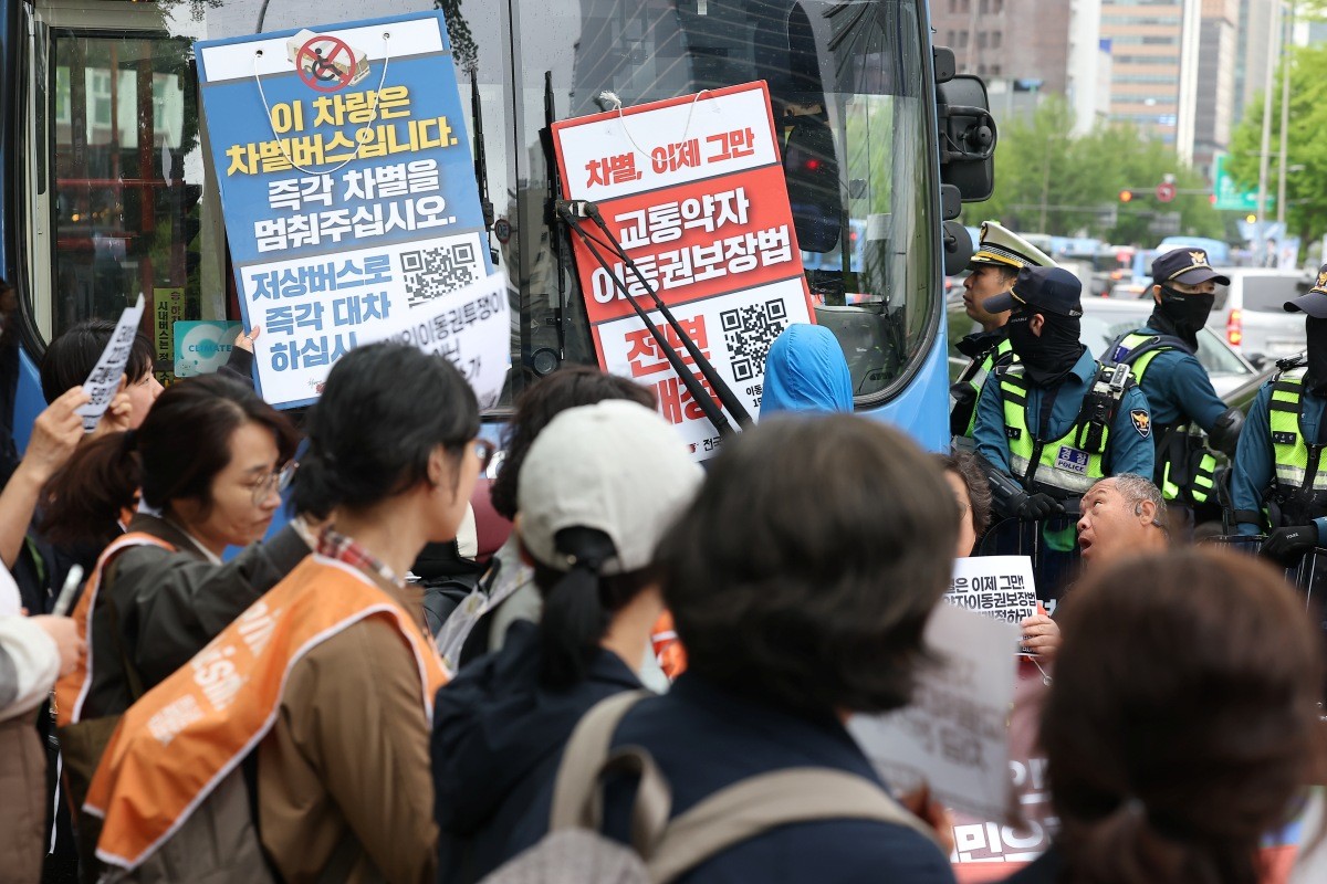 전국장애인차별철폐연대가 지난 4월 서울 종로구 서울역사박물관 인근 버스정류소에서 이동권 보장 촉구 집회를 열고 있다 / 연합뉴스