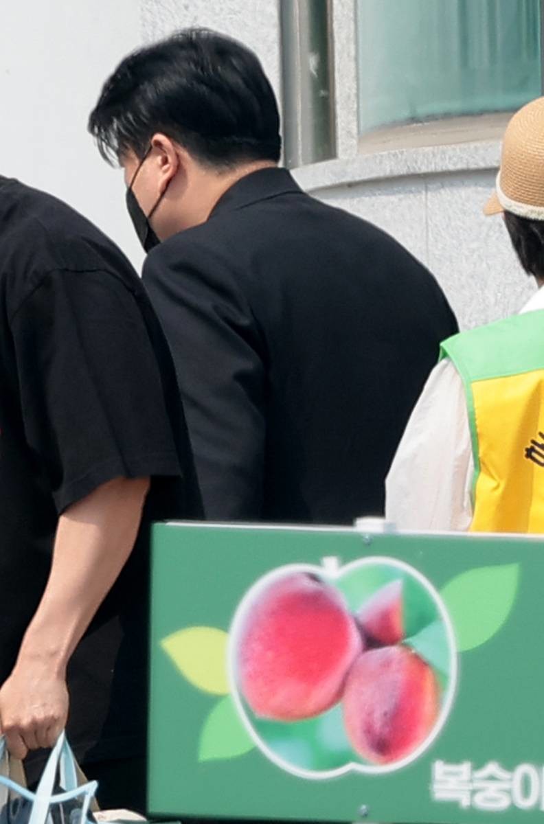 가수 김호중(35)이 30일 경기 여주시 소망교도소를 나서고 있다. 음주운전 뺑소니 등 혐의로 징역 2년 6개월을 선고받아 복역해 온 김호중은 가석방 심사를 통과해 당초보다 약 5개월 앞서 사회로 복귀했다 / 뉴스1