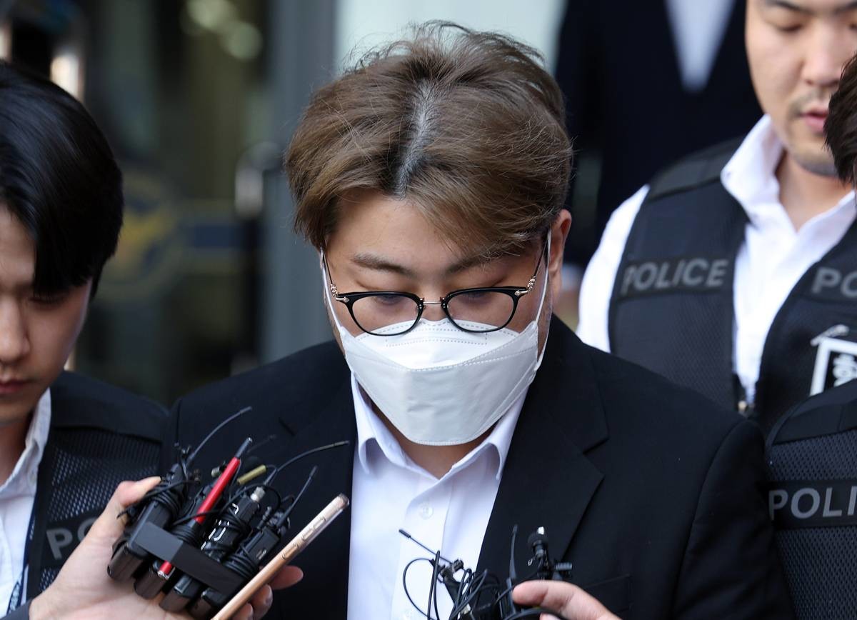 '음주 뺑소니' 혐의를 받는 트로트 가수 김호중 씨가 2024년 5월 31일 오전 서울 강남경찰서에서 나와 검찰로 구속 송치되고 있다 / 뉴스1