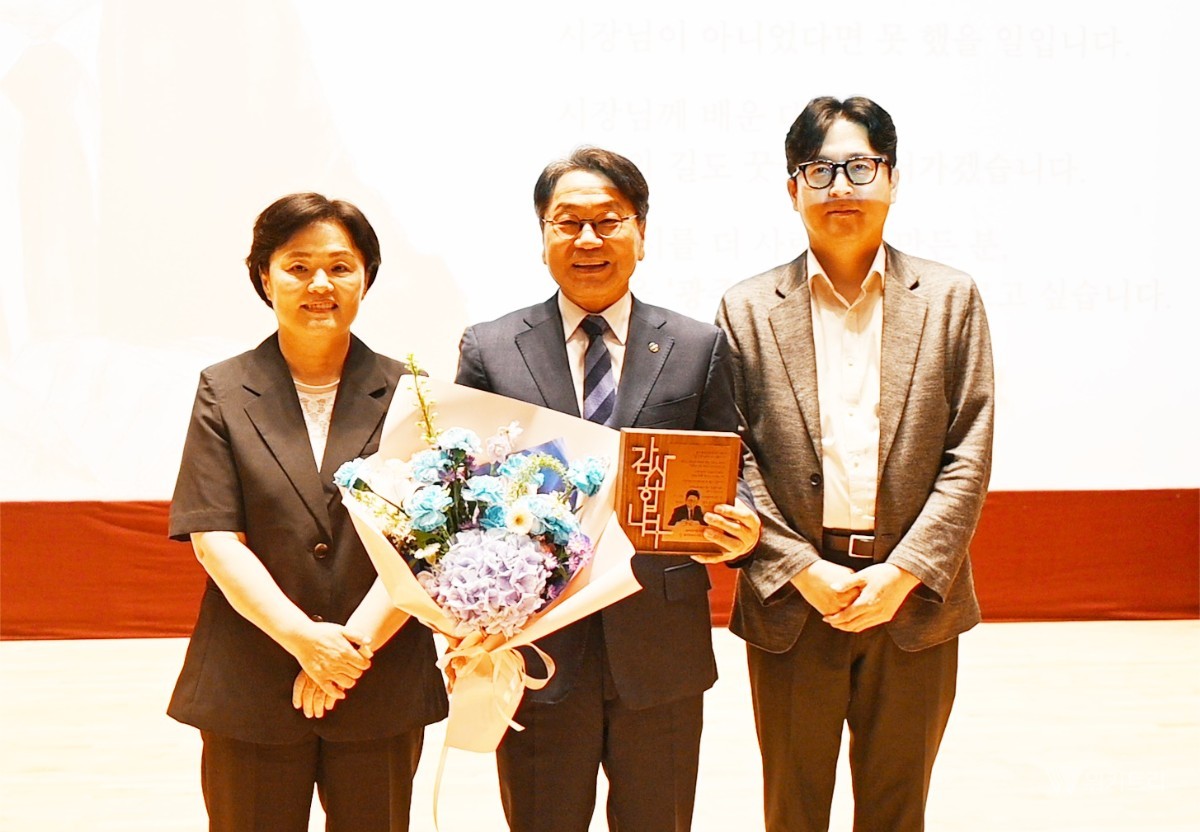 30일 오전 광주광역시청 대회의실에서 강기정 시장의 공식 이임식이 엄숙하면서도 따뜻한 분위기 속에서 거행되었다.직원들이 강시장에게 공로패를 전달하고 기념촬영을 하고 있다. / 노해섭 기자